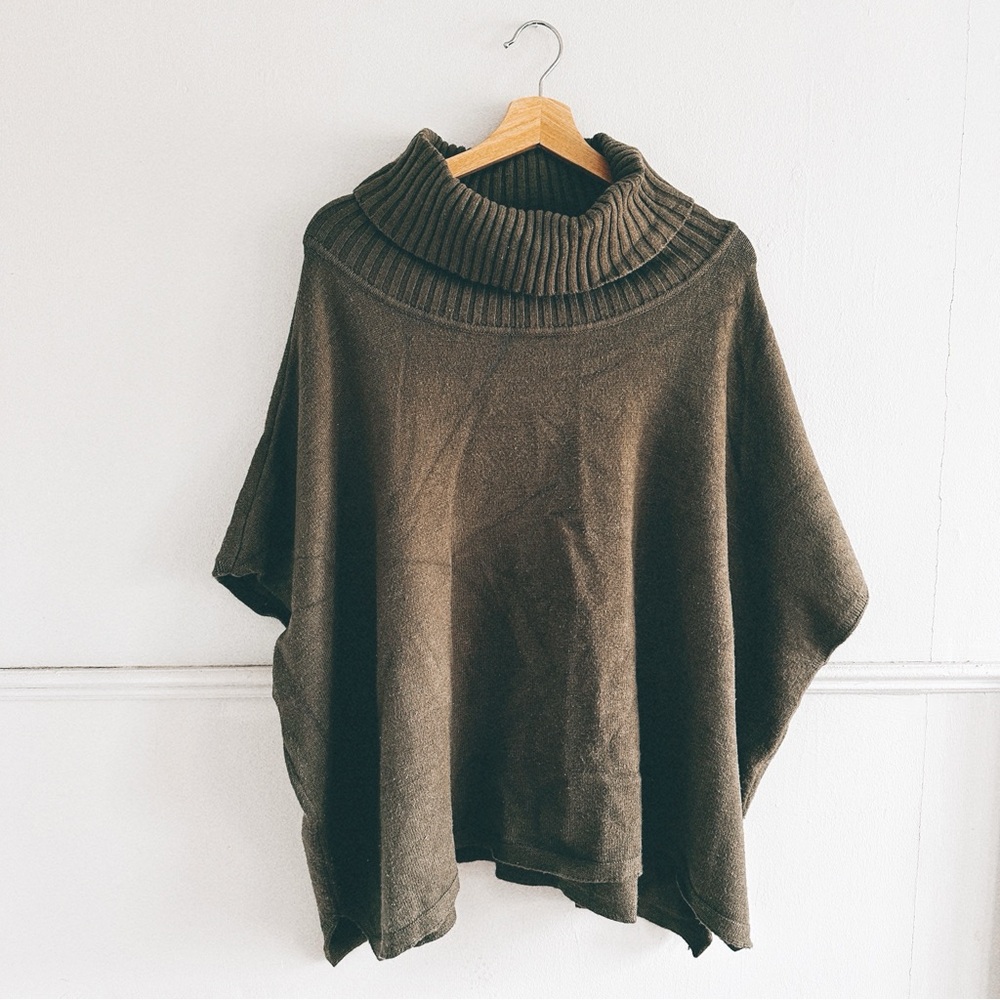 CYRUS > Sweater Poncho